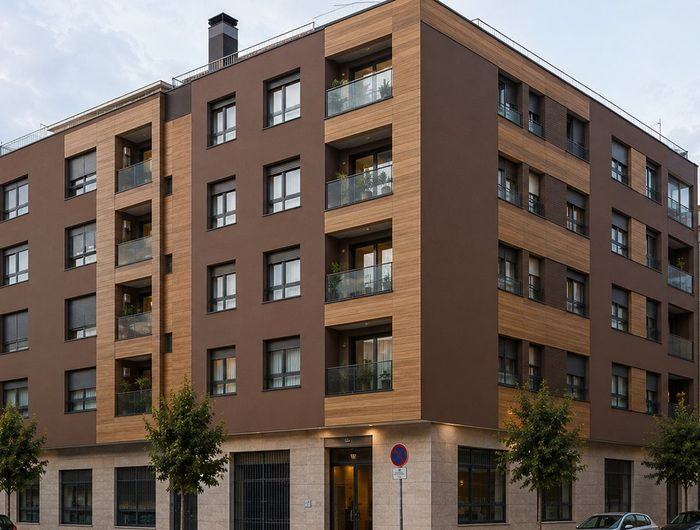 Edificio de viviendas de obra nueva con fachada acabada mediante sistema SATE.