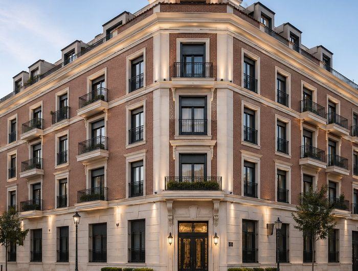 Edificio de lenguaje clásico con acabado cerámico y aplacado de piedra sobre SATE.